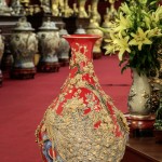 Lọ tỳ bà vẽ vàng men đỏ