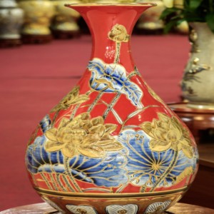 Lọ tỳ bà vẽ vàng  họa tiết hoa sen
