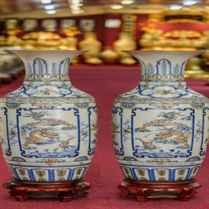 Lọ lộc bình men rạn họa tiết tứ linh