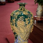 Bình mai tích lộc họa tiết công đào