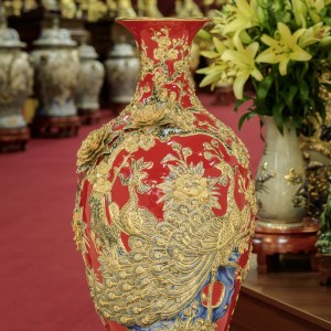 Bảo bình vẽ vàng men đỏ