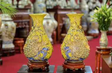 Lọ tỳ bà vẽ vàng men vàng