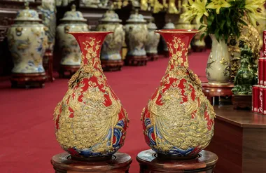 Lọ tỳ bà vẽ vàng men đỏ