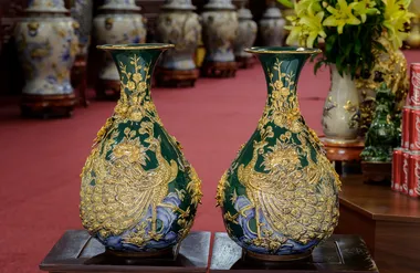 Lọ tỳ bà vẽ vàng men lục