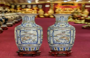 Lọ lộc bình men rạn họa tiết tứ linh