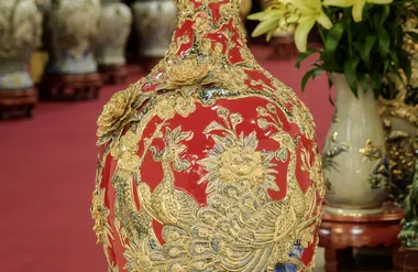 Bảo bình vẽ vàng men đỏ