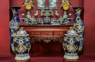Bộ đồ thờ men lam ấn vẩy