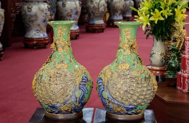 Lọ tỏi men xanh ngọc vẽ vàng 24k