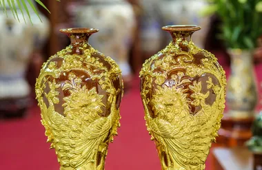 Bình mai men nâu dát vàng họa tiết công đào